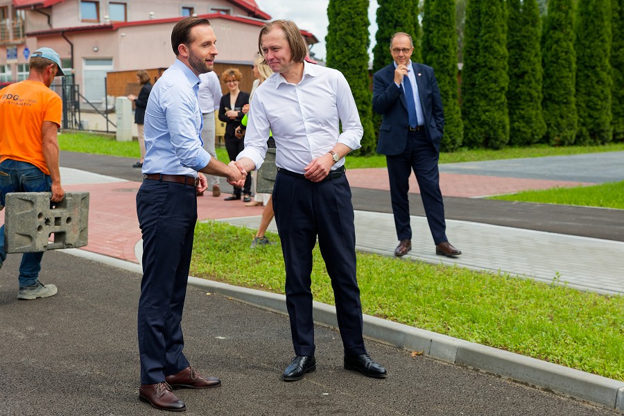 Ulica Szwanke w Ciechanowie otwarta po przebudowie. Nowa jezdnia, ścieżka rowerowa i parkingi
